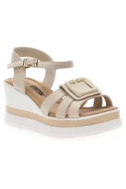 Beige Keilsandalen mit Riemen und glänzenden Details E483-ENERGY
