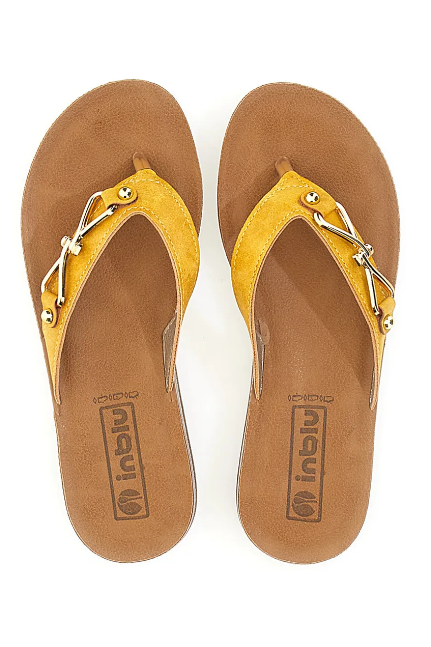 Gelbe Flip-Flops mit dekorativer goldener Schnalle INBLU 12 ZO