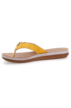 Gelbe Flip-Flops mit dekorativer goldener Schnalle INBLU 12 ZO