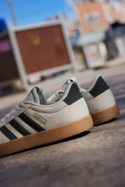 Sneakers beige con strisce nere e suola in gomma VL Court 3-ADIDAS Outlet