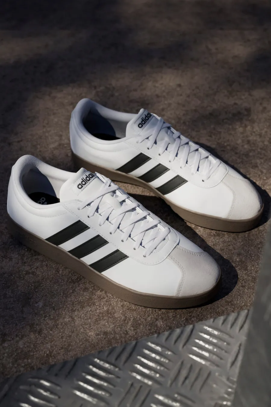 Sneakers bianche con strisce nere e punta in suede VL Court Base-ADIDAS